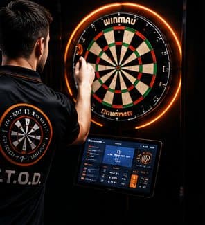 Spielerin am Dartboard, daneben ein Bildschirm mit der laufenden Auswertung